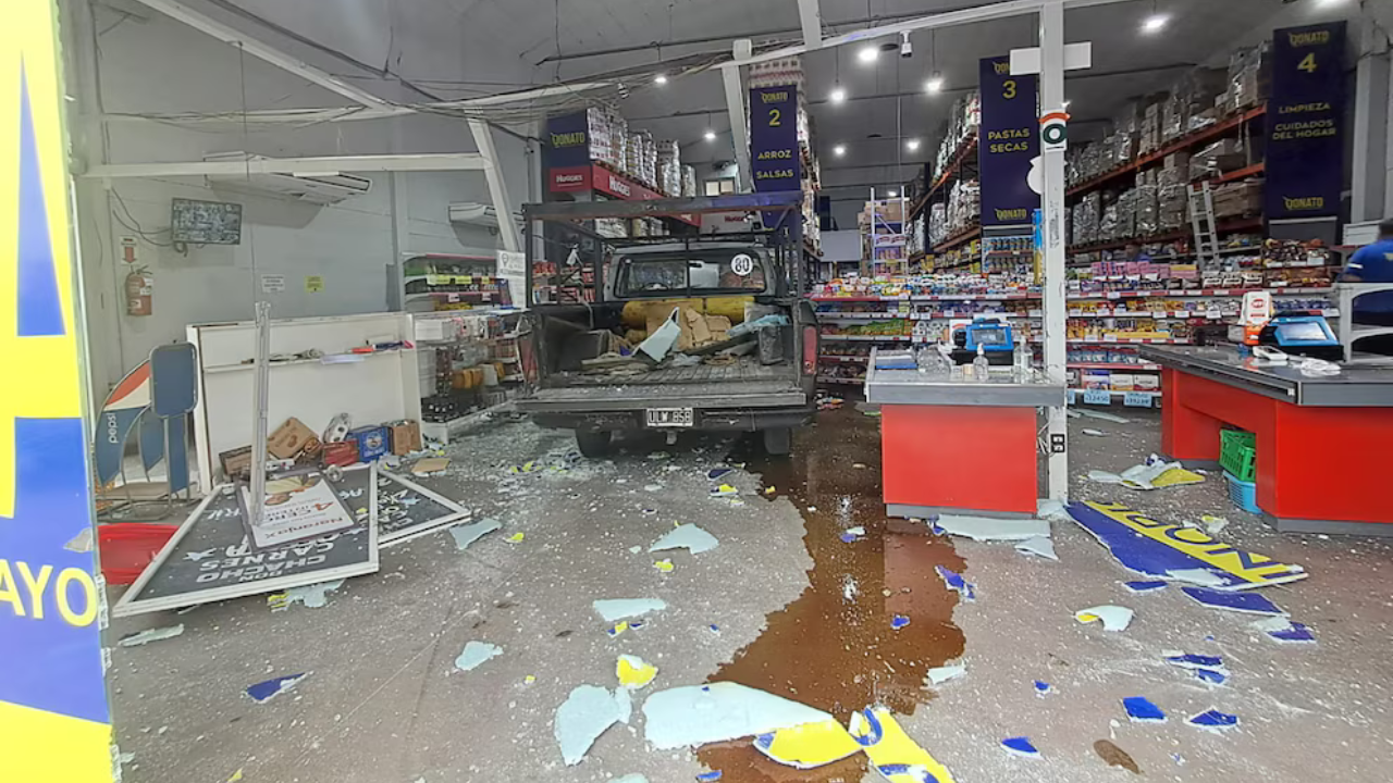 Ocurrió en una distribuidora ubicada en el barrio Arguello Norte de la capital provincial. La mujer lesionada sufrió escoriaciones varias, mientras que el conductor del rodado resultó ileso.