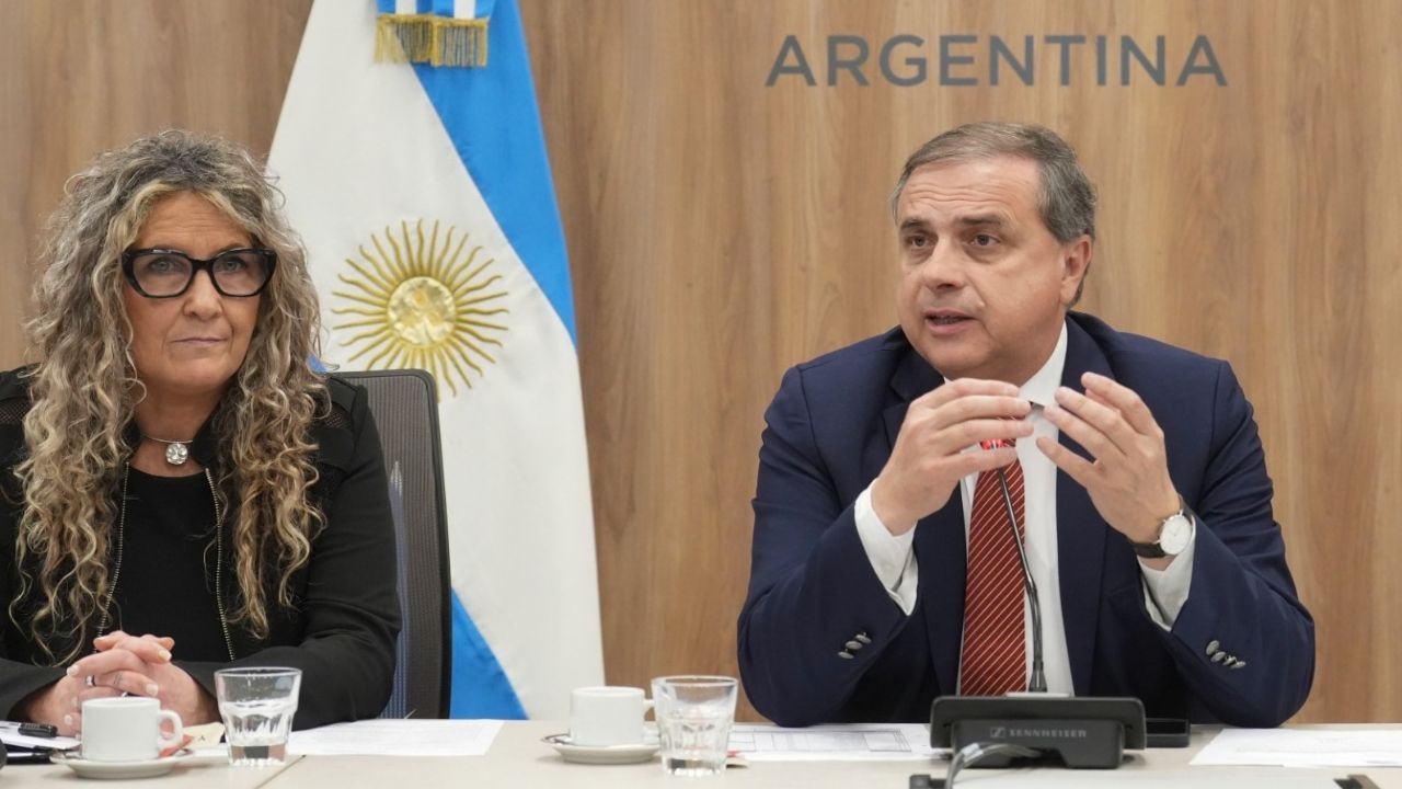 Representantes de AAPAS, FIDESEG y AIDA expusieron ante diputados las necesidades de la actividad y propusieron una mesa de trabajo con legisladores y cámaras empresarias. La protección del asegurado, las condiciones de intermediación y el potencial de los seguros para financiar inversiones de largo plazo estuvieron entre los principales temas