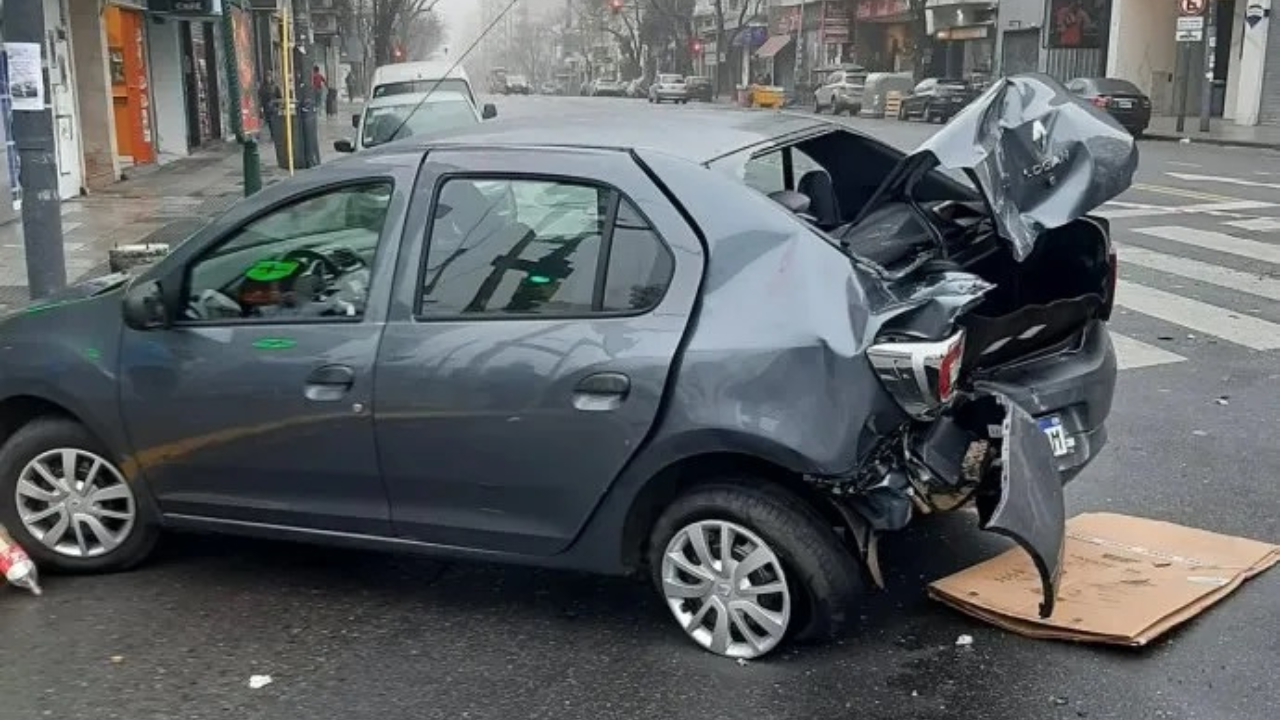 El hecho ocurrió en el barrio porteño de Palermo, cuando el automovilista chocó dos autos estacionados e intentó escapar. Terminó detenido por un taxista que presenció el impacto.