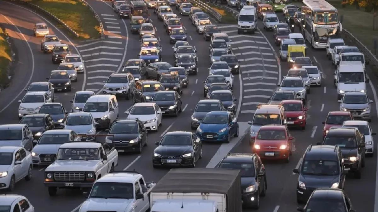 El parque automotor de la Argentina a fin de 2024 era de 15.552.418 vehículos (incluyendo automóviles, comerciales livianos y pesados, excluyendo acoplados y otros remolques).