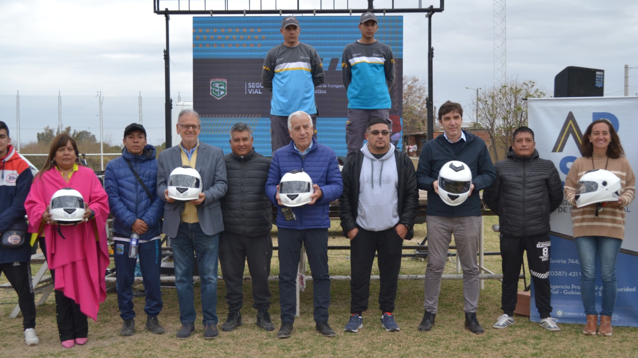 La ANSV, el Ministerio de Seguridad y Justicia de Salta y la Liga Salteña de Fútbol brindaron una capacitación y entrega de cascos a 1.300 motociclistas locales.