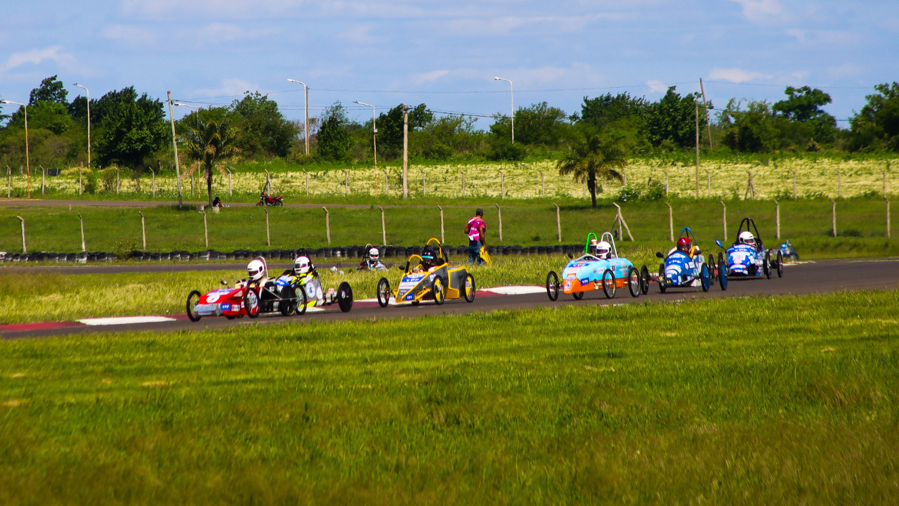 El pasado fin de semana, en el Autódromo de Concepción del Uruguay, Entre Ríos, se realizó el Desafío ECO YPF - Gran Premio RUS, convocando a estudiantes de escuelas técnicas.