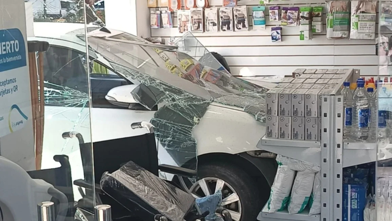 Un insólito accidente ocurrió esta mañana en la intersección de la Avenida Bicentenario de la Batalla de Salta y Entre Ríos, cuando una mujer de edad avanzada, al intentar estacionar, aceleró por error y se incrustó con su Toyota Etios en un local de insumos médicos.