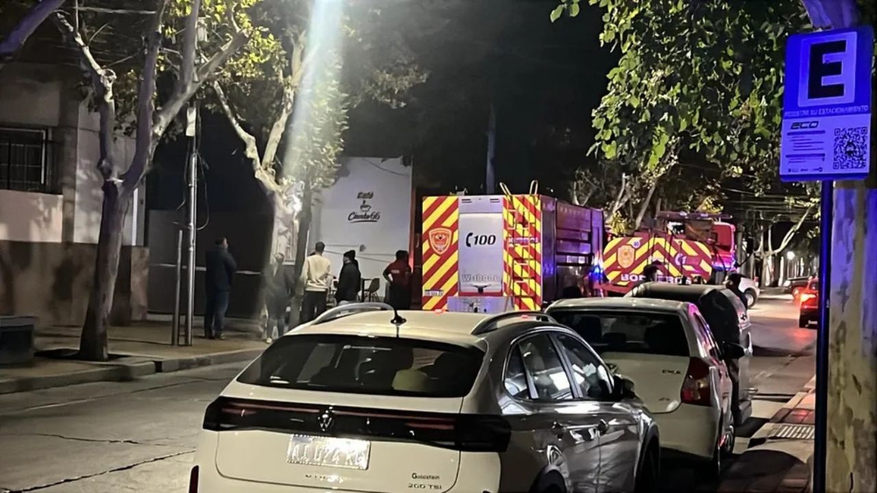 El fuego se inició en el motor de vehículo en un subsuelo de calle Santa Fe, se propagó a otro y generó una intensa humareda.