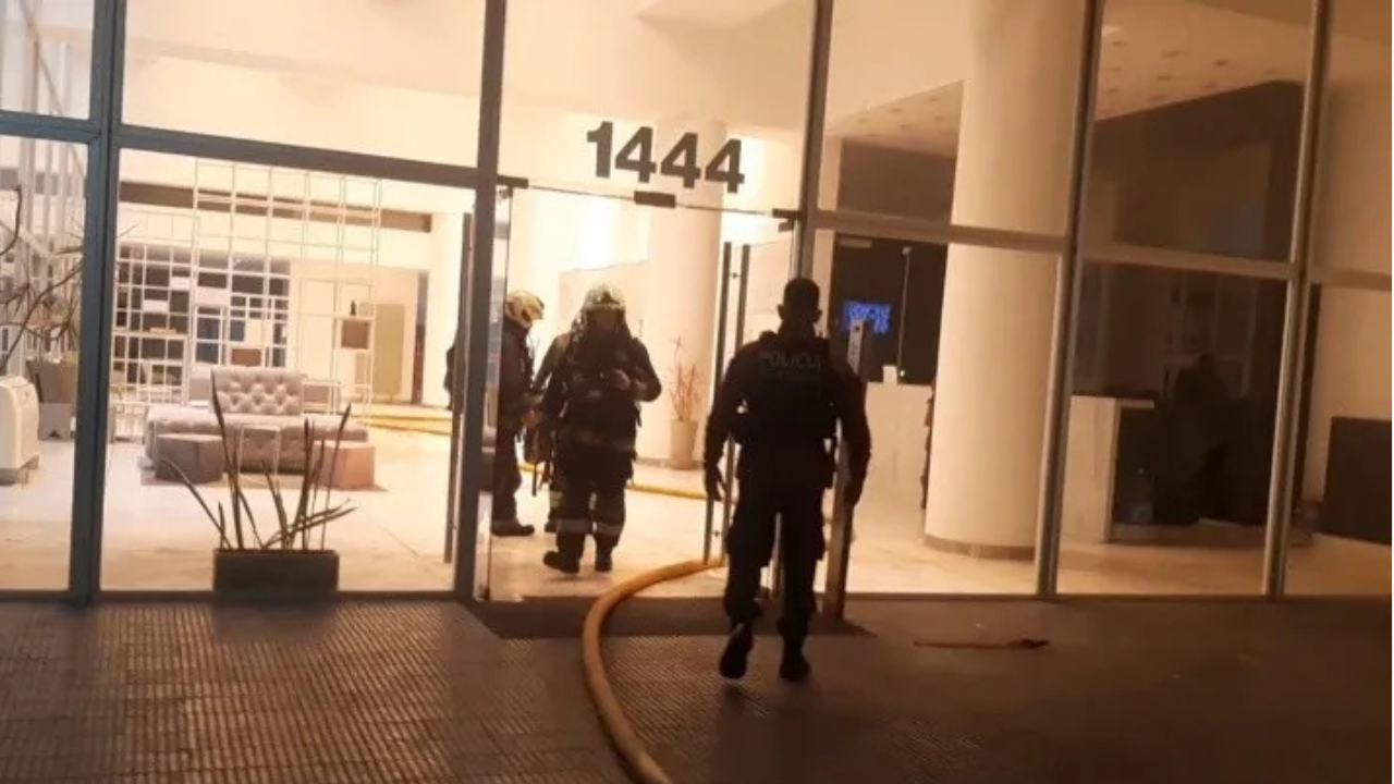 El siniestro se originó en un departamento y se desplegó un amplio operativo de emergencia. Los evacuados fueron agrupados en la vereda, a un costado de la torre.