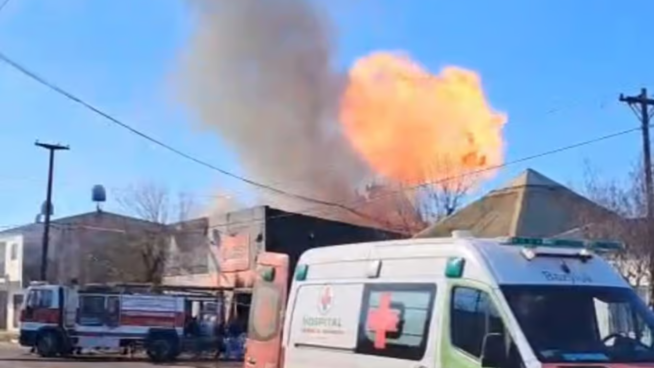 Un voraz incendio arrasó con una ferretería ubicada en la intersección de Uspallata y Mendoza de la localidad correntina de Monte Caseros, provocando fuertes explosiones y dejando a un bombero herido.