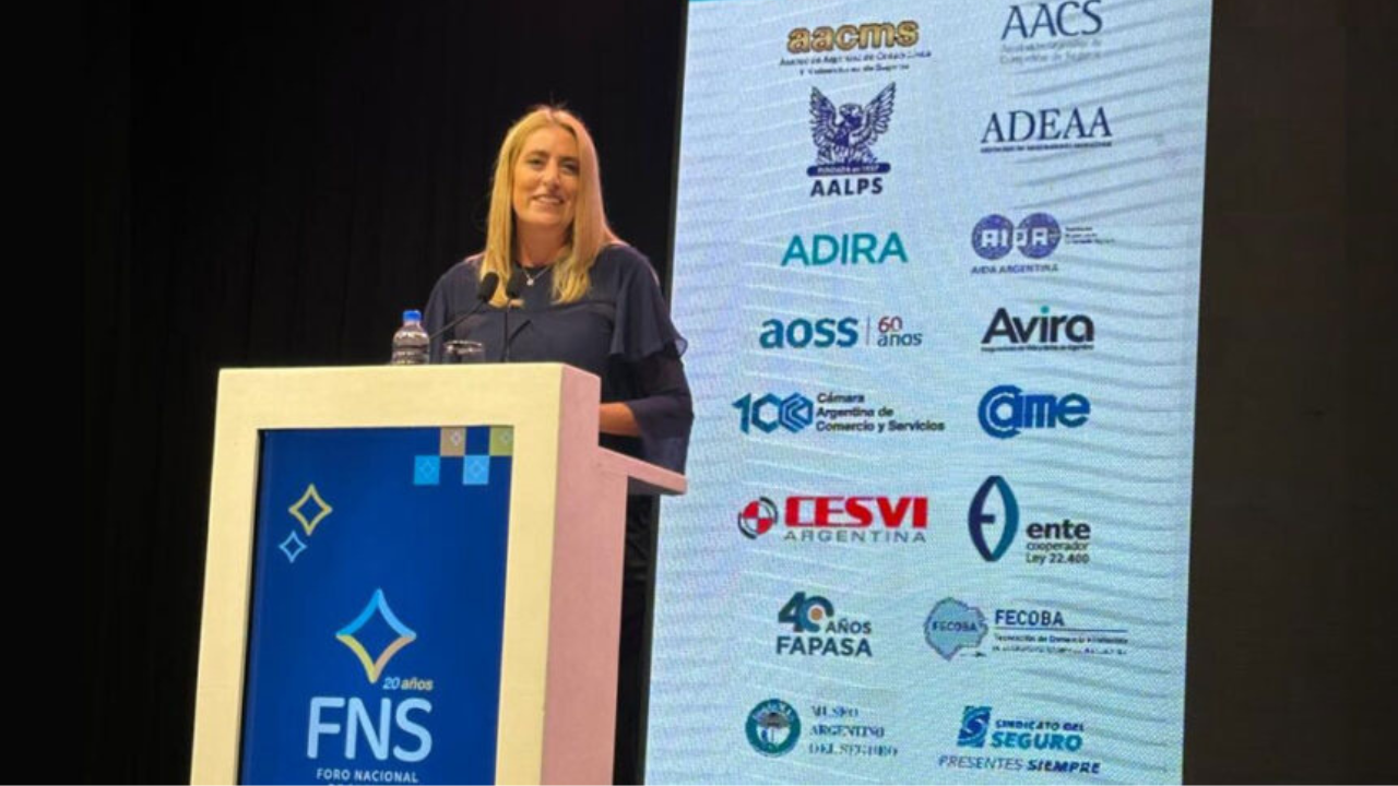 En la apertura del Foro Nacional de Seguros, celebrado en Buenos Aires, la presidente de FAPASA, Agustina Decarre, instó al sector a asumir un rol activo frente a los desafíos actuales.