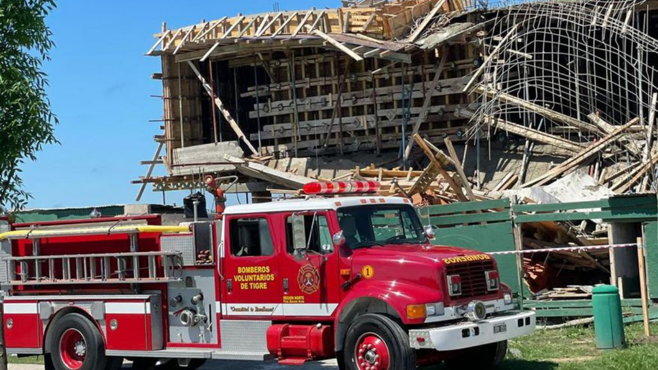 La estructura de la vivienda familiar se desmoronó con el personal que trabajaba adentro; los bomberos debieron rescatarlos.