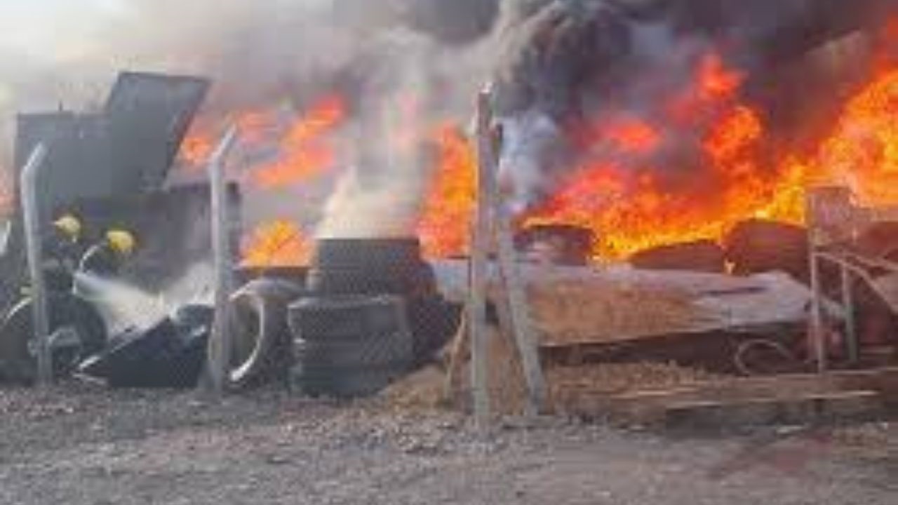 La planta del Grupo Almar quedó completamente destruida. Unos 67 bomberos trabajaron en el lugar y no hubo heridos. Usaron drones térmicos.