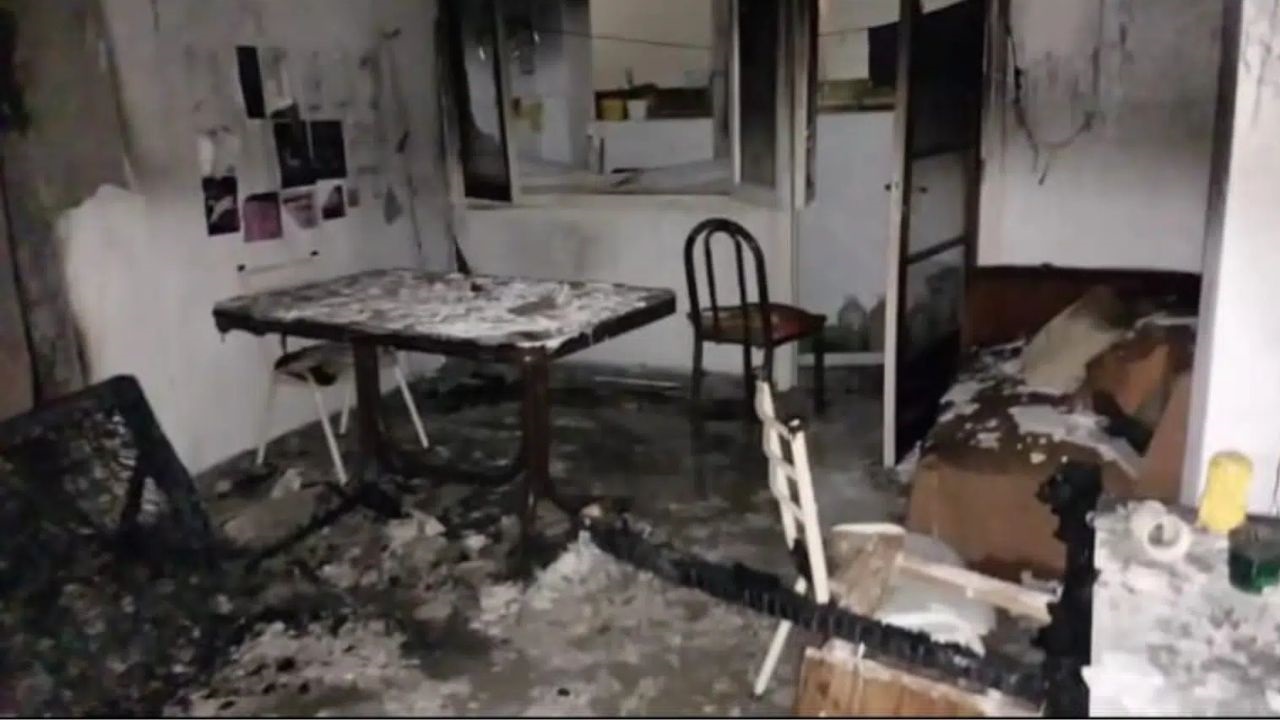 Un incendio se registró este lunes en un departamento ubicado en el tercer piso de un edificio de La Plata, luego de que su propietaria escuchara fuertes explosiones y posteriormente advirtiera la presencia de llamas en el sector del comedor.