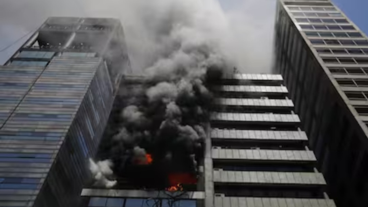 Al mediodía se incendió un edificio ubicado entre la Secretaría de Trabajo y la Secretaria de Justicia