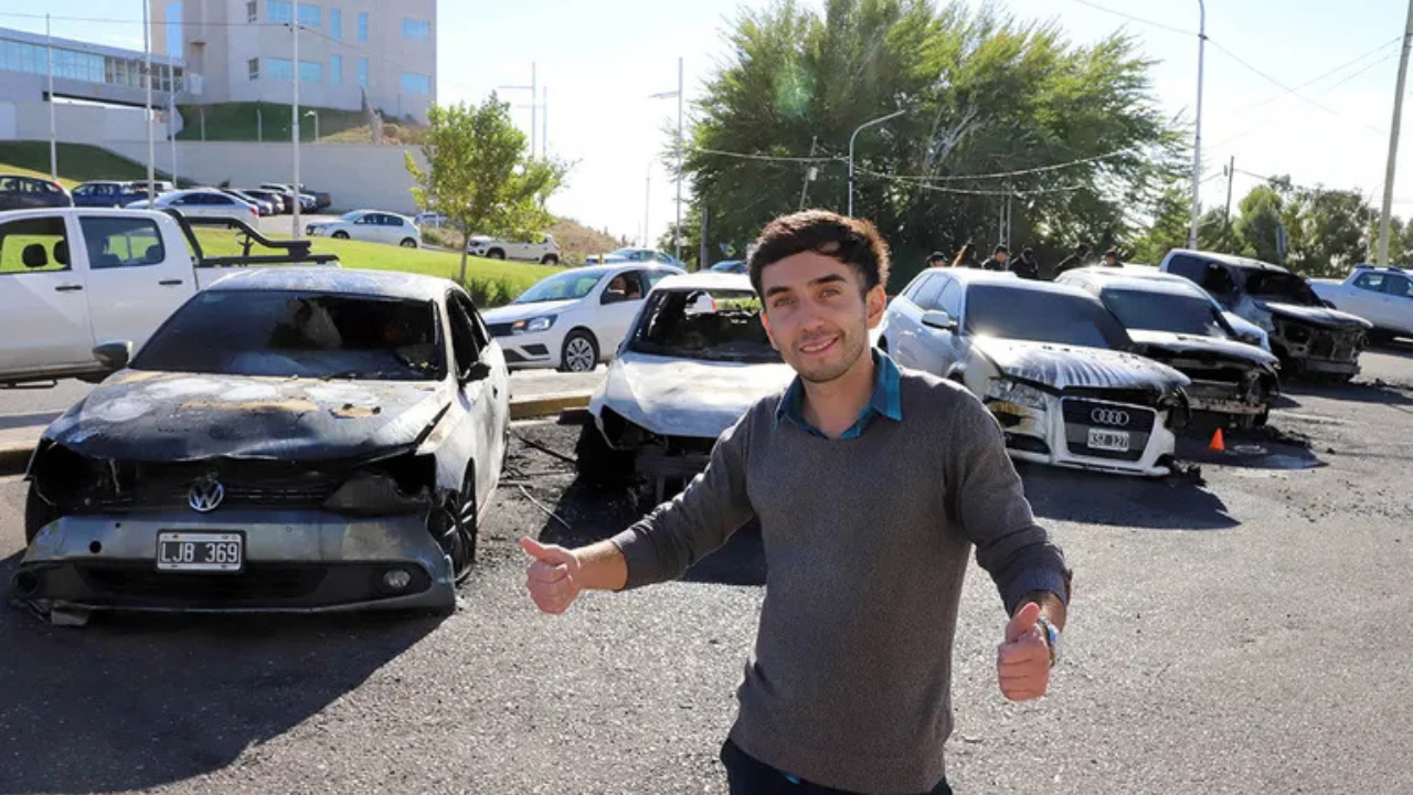 Se trata de seis vehículos alta gama que fueron foco de un incendio con destrucción total. La víctima se mostró optimista y posó sonriente frente a la cámara.