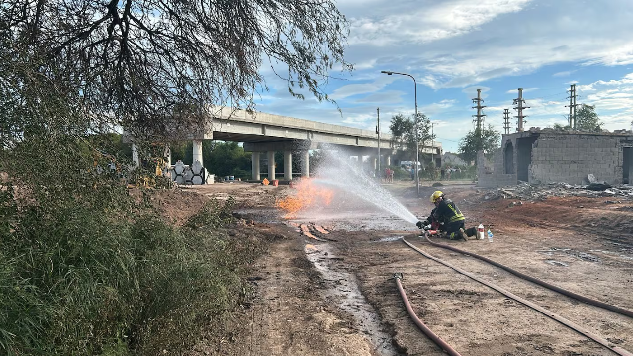 El incendio se produjo entre Villa María y la Fábrica Militar de Pólvoras y Explosivos. Una familia entera quedó internada en grave estado.