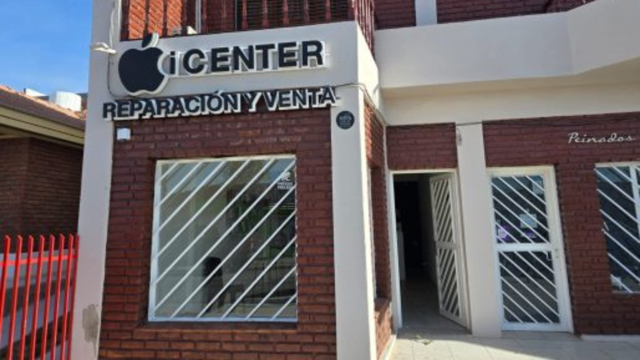Los delincuentes ingresaron por la puerta principal y se llevaron equipos nuevos y usados de gran valor. Los vecinos alertaron a la policía y aportaron cámaras de seguridad, aunque los ladrones lograron escapar con la mercadería.