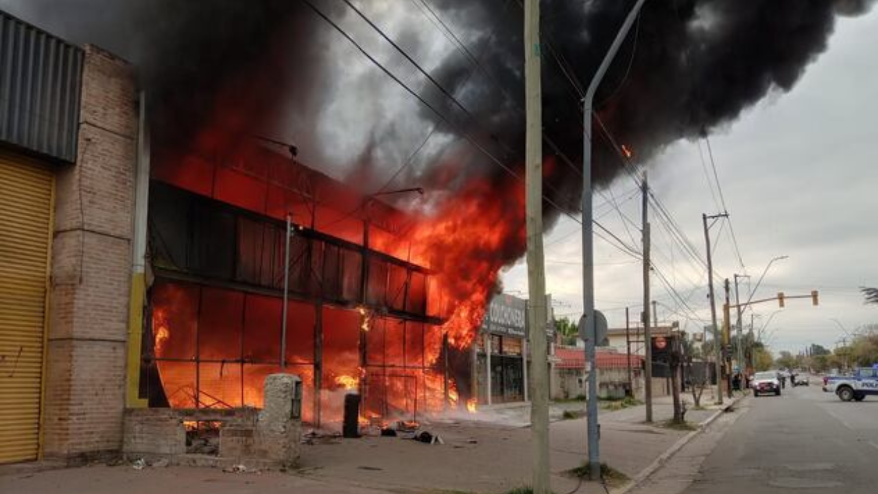 Un devastador incendio consumió en horas el negocio de ropa de una familia, borrando 30 años de esfuerzo. Sin seguro y con pérdidas totales, los dueños claman por solidaridad para reconstruir su única fuente de ingresos. “No tenemos seguro”. Cómo ayudar.