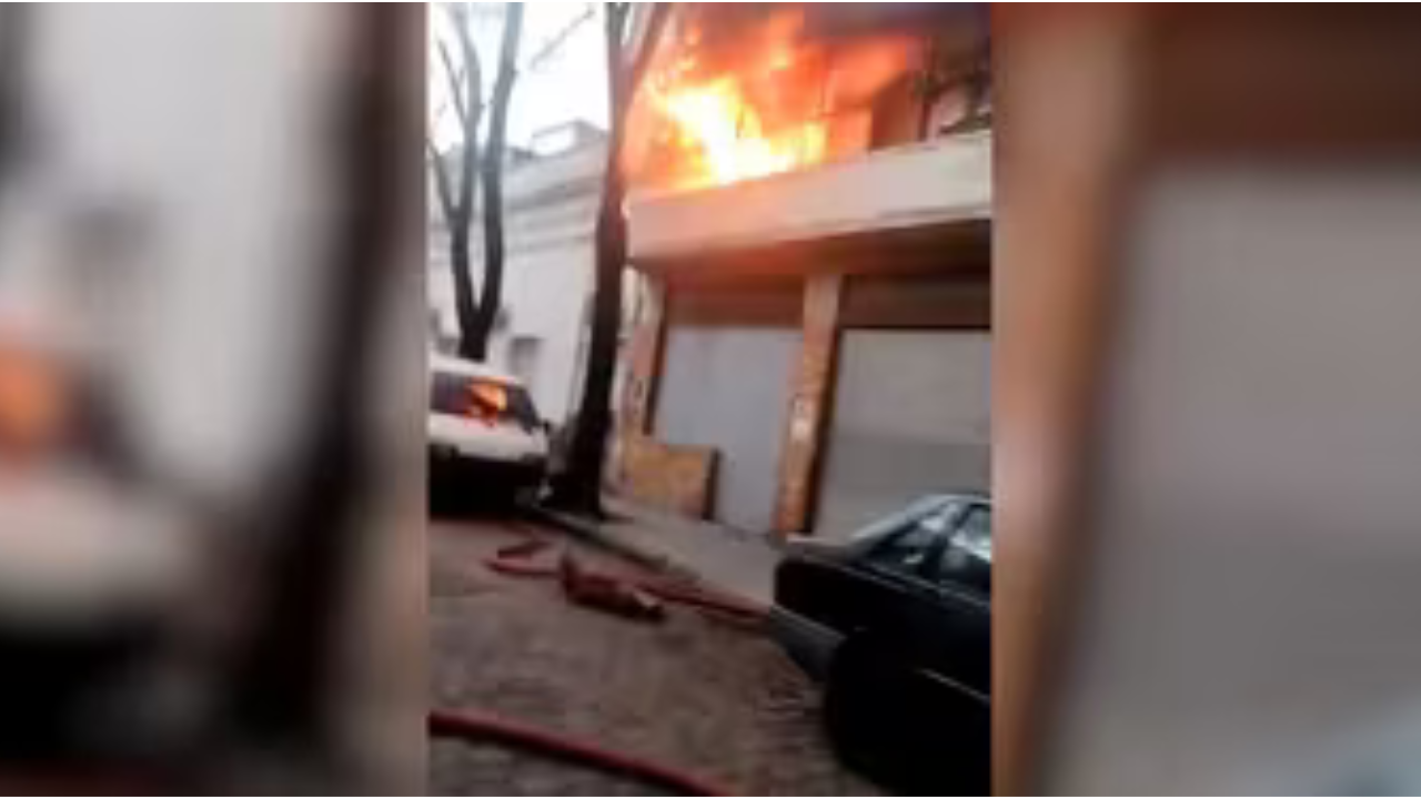 El fuego se desató en un edificio ubicado en el pasaje Isidoro Demaría al 800.