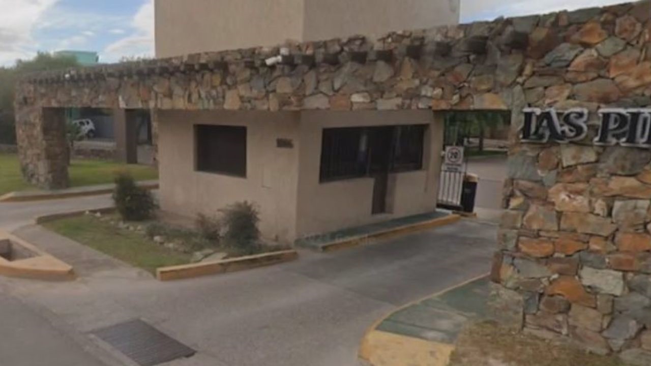 Una banda ingresó a un exclusivo barrio privado de Godoy Cruz y, tras permanecer casi tres horas recorriendo el predio, robó cerca de $100 millones en dos viviendas. Investigan la posible participación de un datero y conexiones con otros golpes recientes en barrios cerrados de Mendoza.
