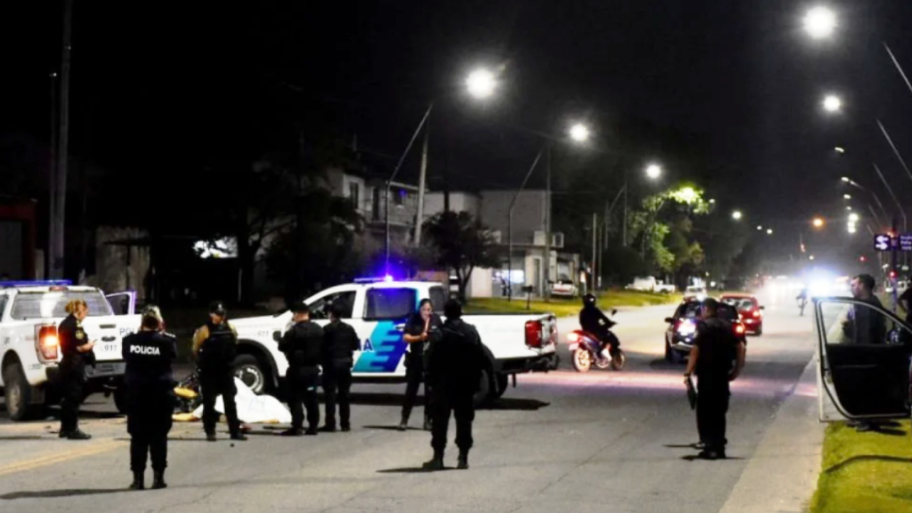 La increíble fatalidad se produjo ayer por la noche cuando la víctima sobrepasó un camión y se encontró sorpresivamente con el patrullero en medio de la avenida. Una oficial de policía que intentó alertar al motociclista para que frenara y sufrió heridas al arrojarse al piso para quitarse de su camino.