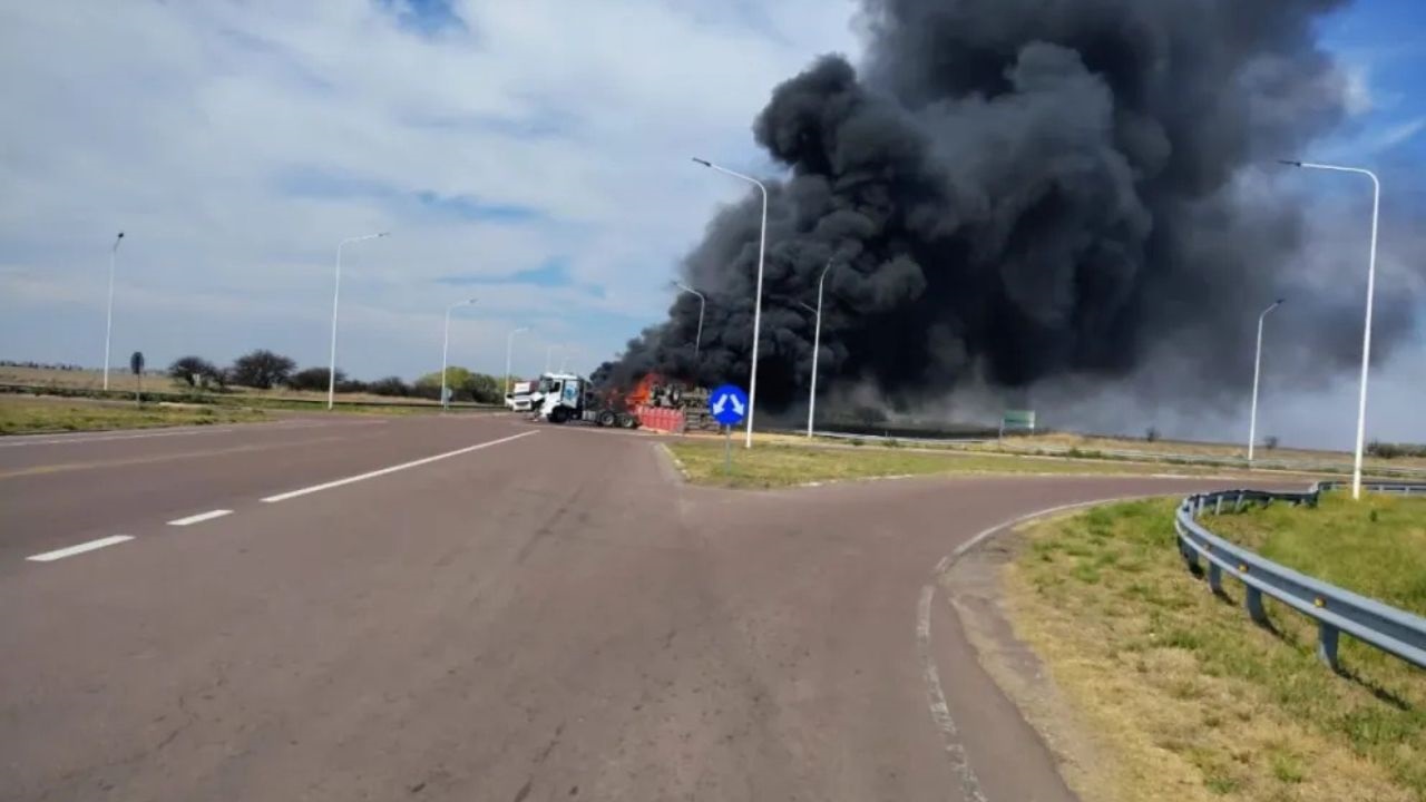 El vehículo había salido con destino a Roca y quedó involucrado en un grave siniestro ocurrido el 19 de septiembre en La Pampa. Tras la pérdida de la carga, comenzaron a multiplicarse los reclamos de personas que aseguran no haber recibido respuestas claras sobre sus encomiendas.