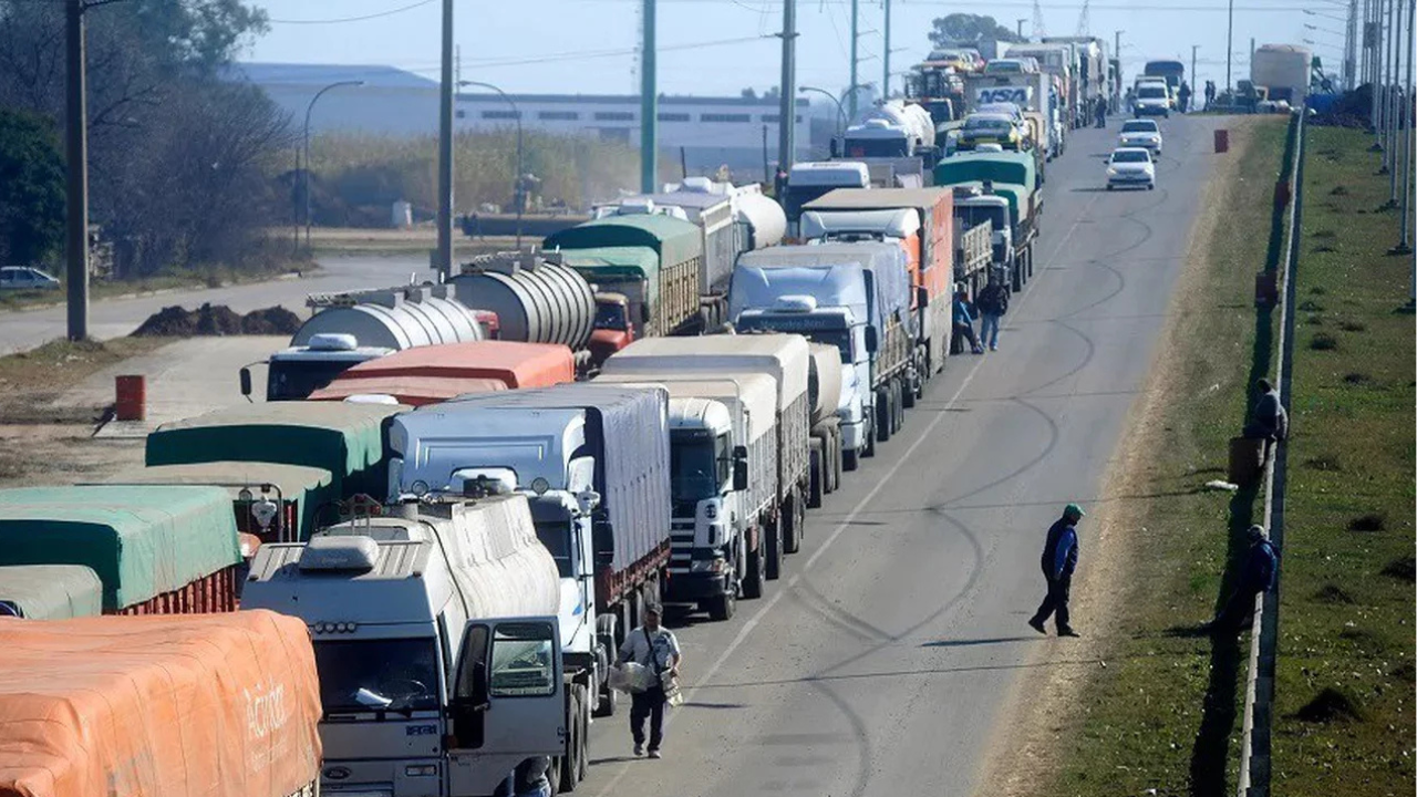 El Gobierno derogó por decreto un registro RUTA para los camiones, desregulando el transporte de carga y manteniendo únicamente medidas de seguridad.