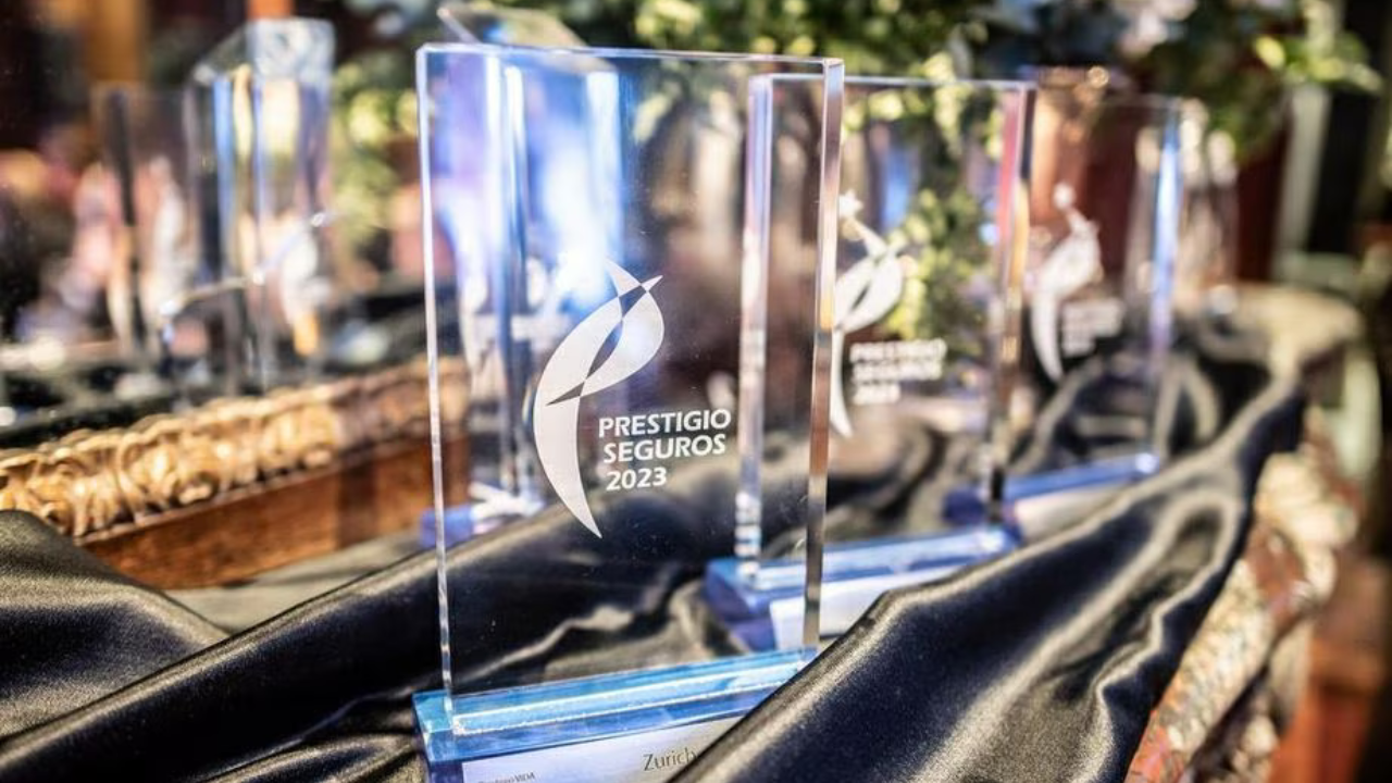 El reconocimiento se basa en el ranking que se elabora en conjunto con el Centro de Estudios de Opinión Pública (CEOP).