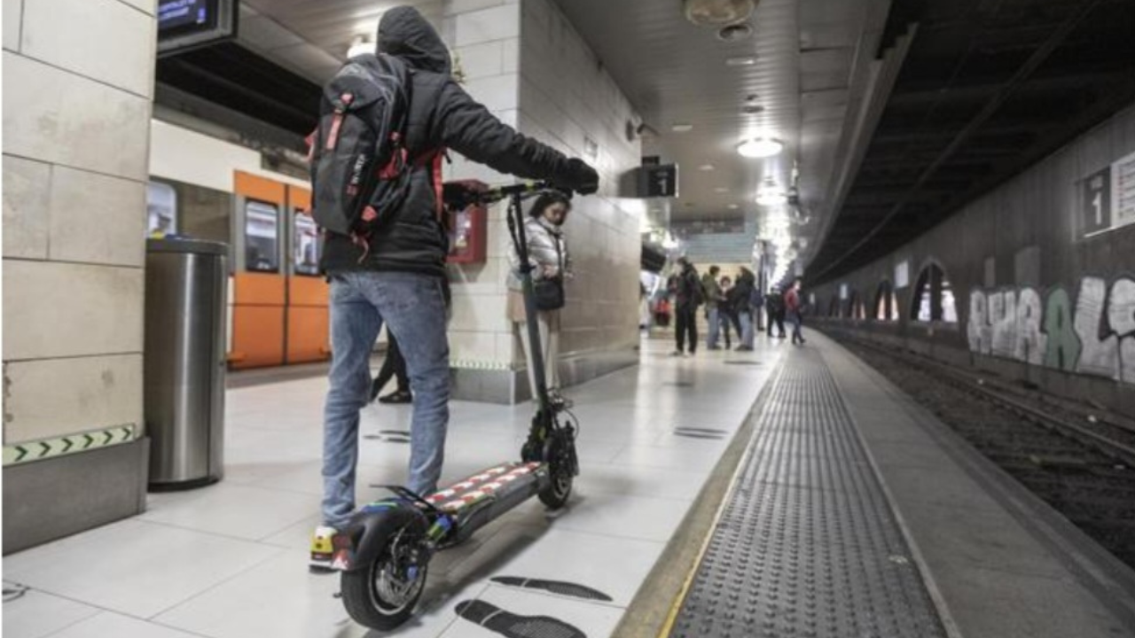 Tal y como recuerda Renfe, en 2021 la capital andaluza se convirtió en la primera ciudad en prohibir la entrada de patinetes eléctricos durante las horas puntas de los días laborales en el metro hispalense