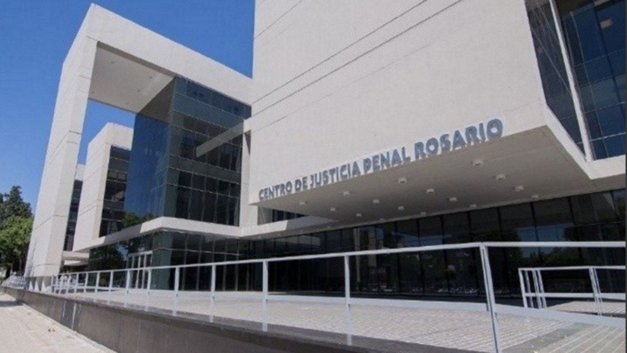 El acusado estafó a una compañía de seguros a través de una falsa denuncia por el robo y desaparición de su vehículo. En tanto, el oficial le tomó declaración sabiendo que se trataba de una estrategia para cobrar una suma de dinero como resarcimiento.