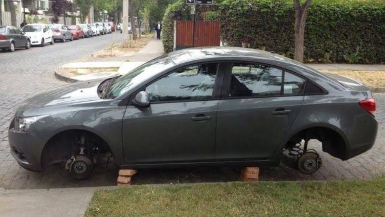 Ocurrió en Mar del Plata con un Renault Sandero. La compañía de seguros rechazó la cobertura al advertir inconsistencias entre la denuncia y la escena del supuesto robo, por lo que la propietaria inició una demanda. Sin embargo, un juzgado civil rechazó el reclamo al considerar que no logró acreditar su versión de los hechos.
