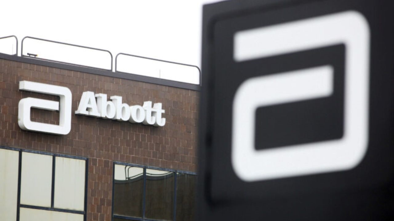 Abbott Laboratories fue obligada por un jurado a pagar 70 millones de dólares por las denuncias de cuatro madres de que la empresa ocultó el hecho de que su fórmula para bebés prematuros puede causar una enfermedad intestinal peligrosa para los bebés frágiles.