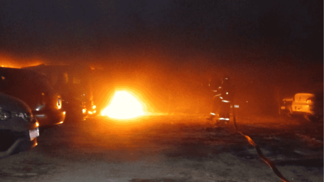El fuego se inició en un Peugeot 206 que estaba estacionado dentro de un galpón ubicado en Valparaíso al 1200. Las llamas se propagaron hacia una Partner, un Renault 12 y dos motos.