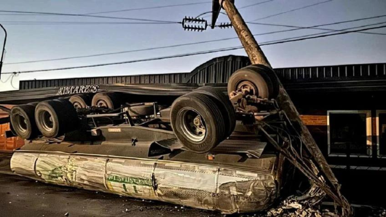 Se encontraba junto a su familia estacionado en la banquina. Por el accidente, además, hubo un apagón.