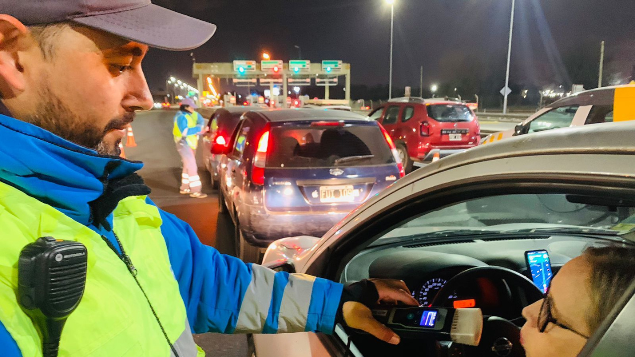Ayer por la noche, la Agencia Nacional de Seguridad Vial desplegó un operativo de control vehicular en ambos sentidos del kilómetro 34 de la autopista Panamericana, a la altura del Peaje Pilar.