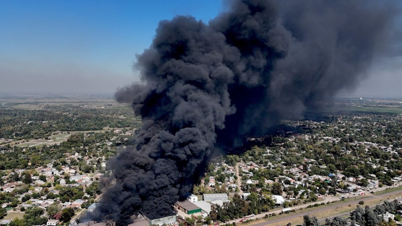 Trabajan unas 25 dotaciones de bomberos y hay más de 100 evacuados. "No es la primera vez que pasa", dijeron los vecinos.