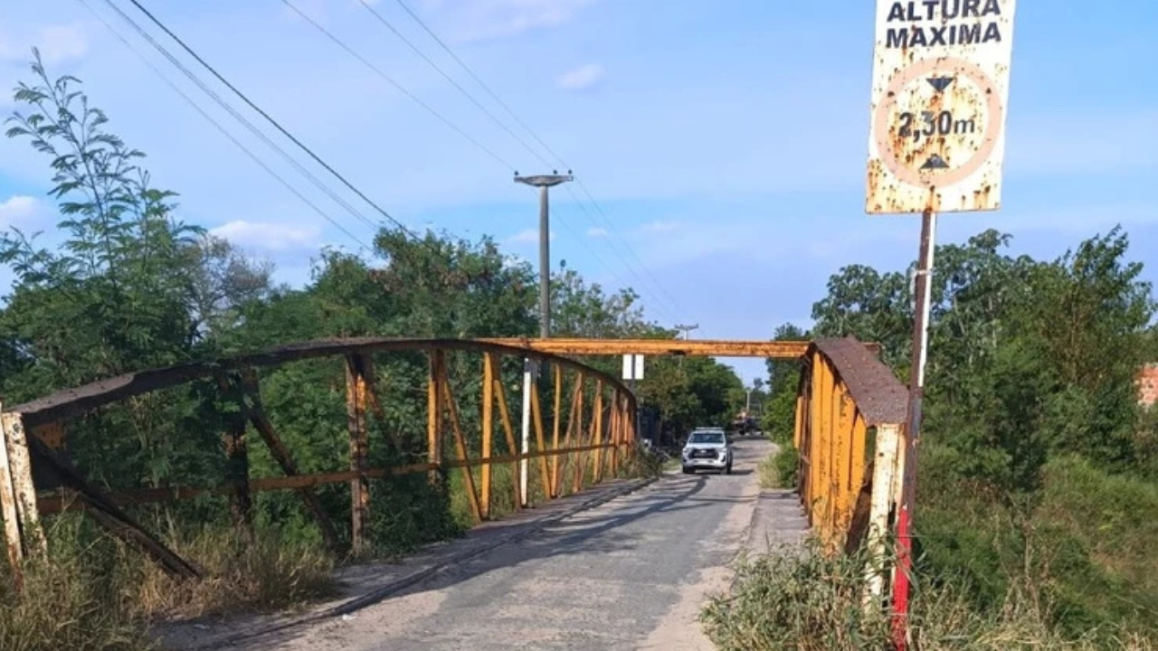 El joven sufrió un severo traumatismo de cráneo por el impacto contra el travesaño de la plataforma.