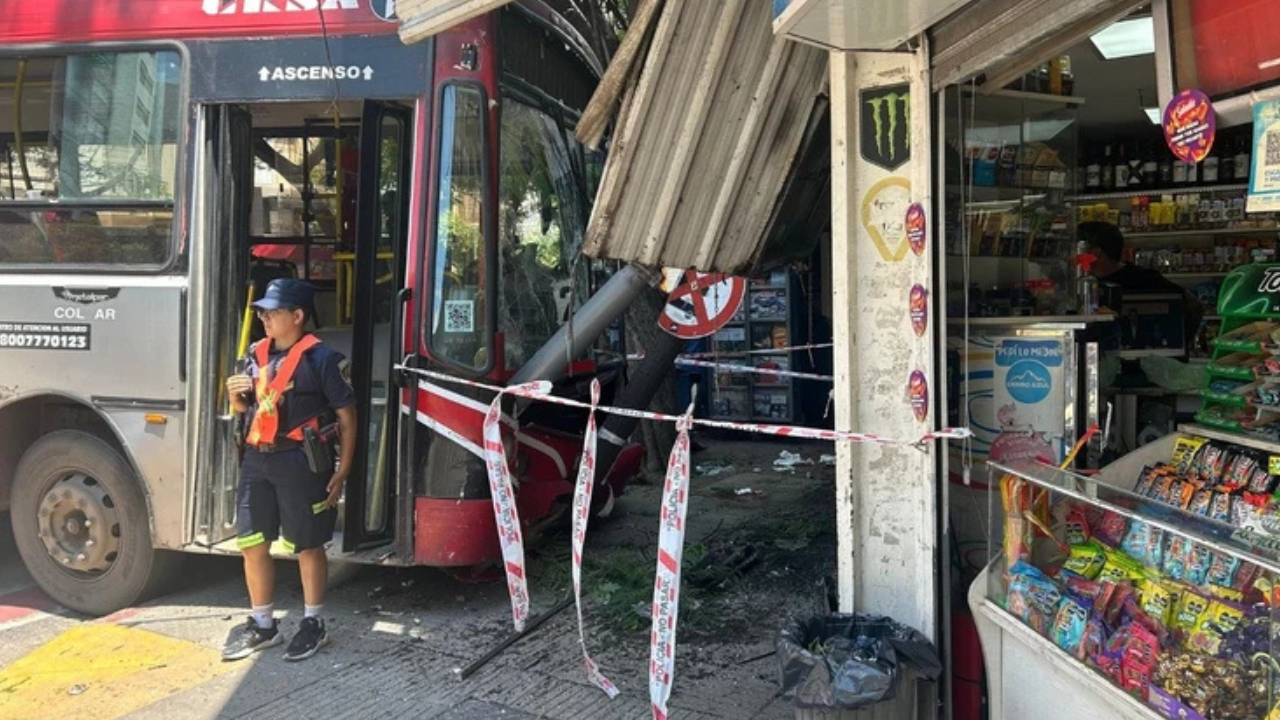 El siniestro ocurrió en pleno centro de Córdoba. Las víctimas fueron derivadas de emergencia pero se desconoce su estado de salud. "Si no fuera por el semáforo se mete adentro”, afirmó la dueña del comercio.