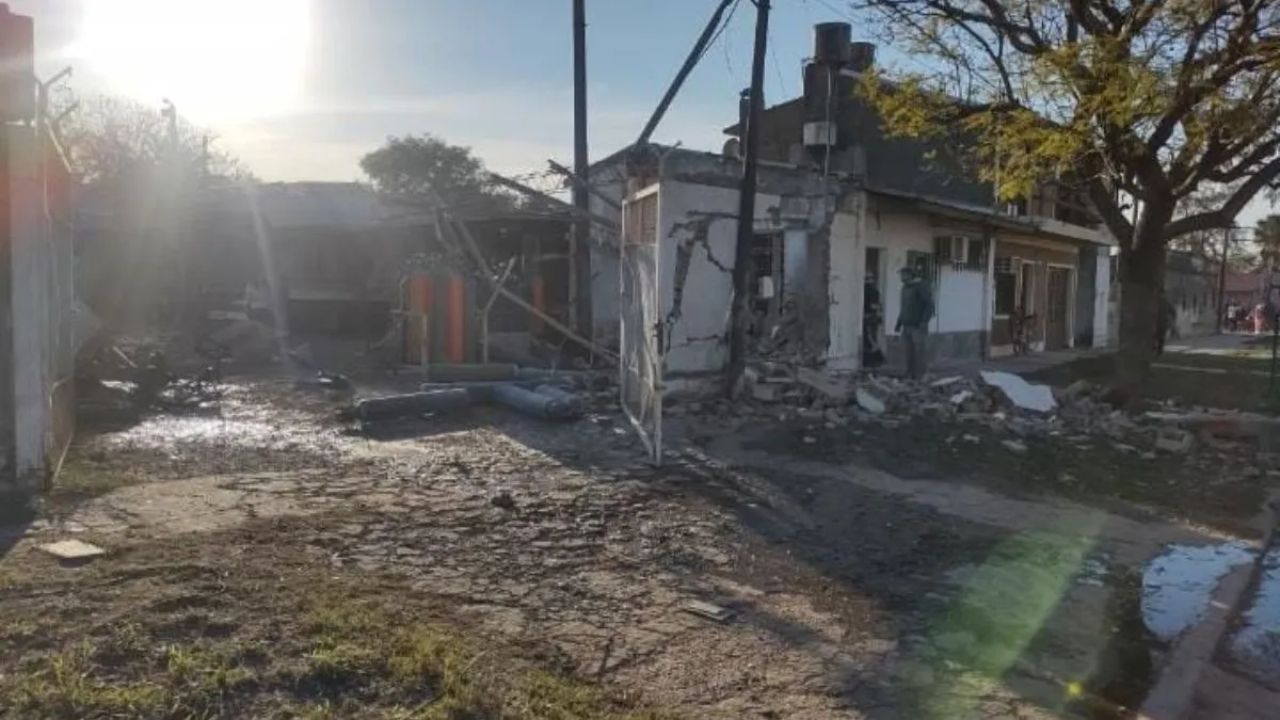 Una explosión en la metalúrgica Saucuns Tresamet de Tostado dejó dos operarios heridos, uno de ellos en estado grave. El estallido de un tubo de oxígeno derrumbó parte de la mampostería y dañó viviendas cercanas.