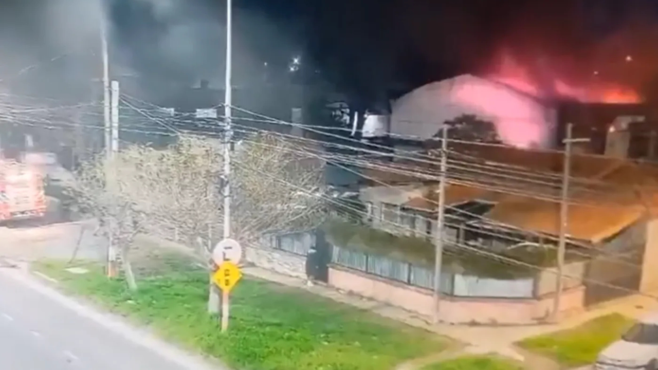 Se conocieron las imágenes del feroz incendio en una concesionaria de Ensenada. Las llamas arrasaron el galpón y los Bomberos trabajaron para sofocarlas.
