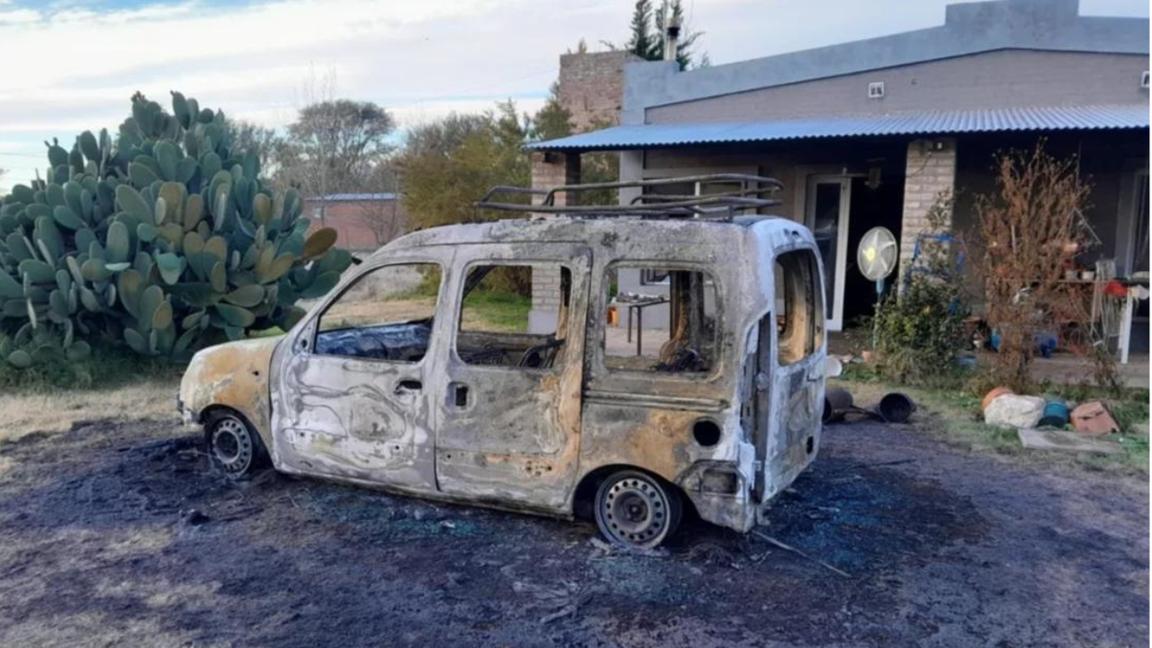 Un hombre de 45 años fue detenido en Anguil tras agredir físicamente a su pareja (41), a la cual echó del domicilio que ambos compartían y luego, cuando la mujer lo denunció, incendió la casa y dos vehículos.