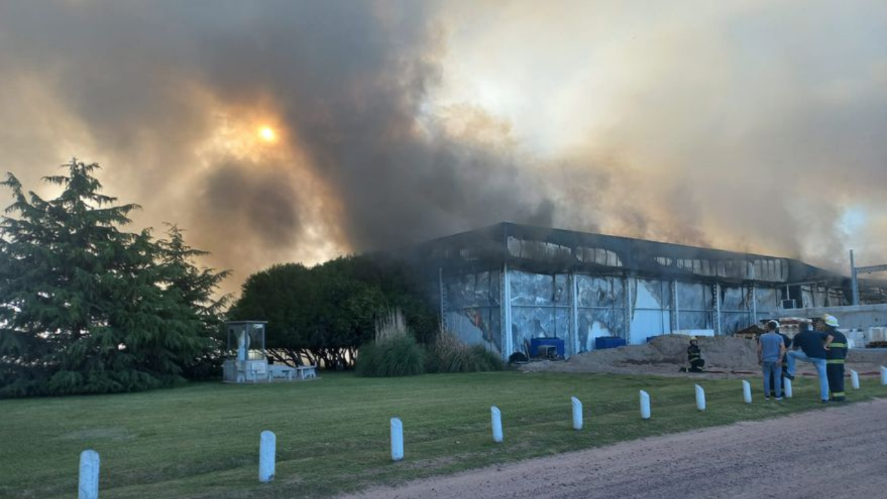 Ayer por la tarde, el fuego producto de un incidente afectó a la planta Aurora, ubicada en la localidad bonaerense de 9 de Julio.