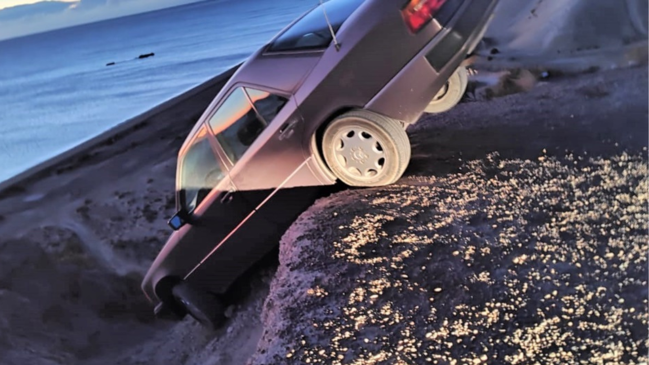 Este sábado apareció un rodado suspendido en un barranco sobre el acceso a la Playa Paraná. Luego de una intensa búsqueda, la policía encontró al dueño del mismo.