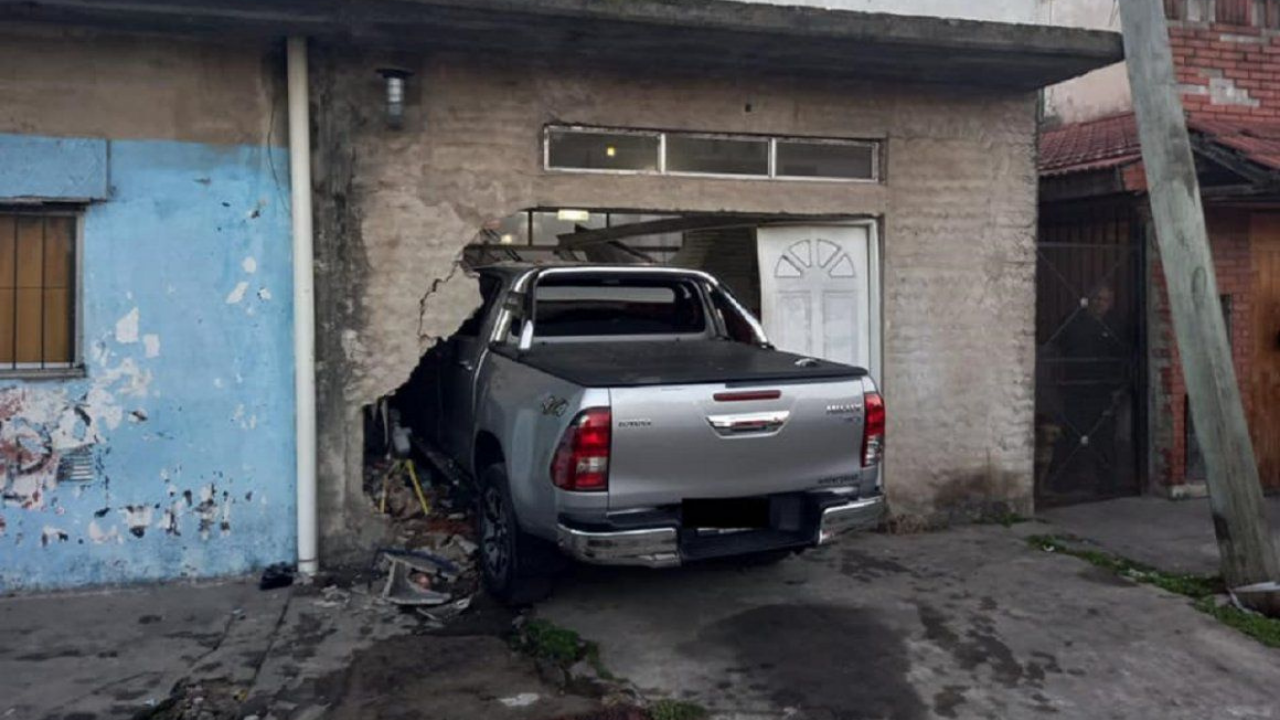 El conductor de una Toyota Hilux terminó incrustado en el frente de una vivienda en Lanús y provocó grandes destrozos.