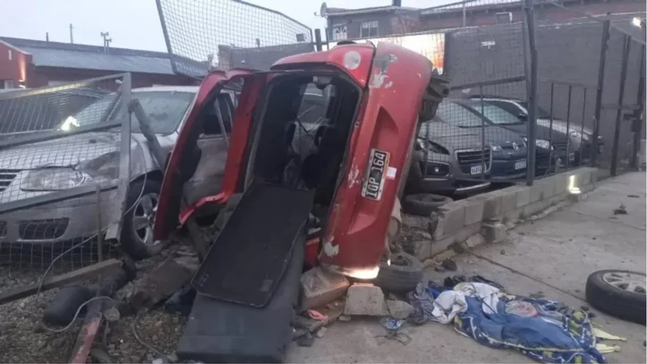 Un hombre que perdió el control de su vehículo y que manejaba a alta velocidad por las calles de Río Gallegos, terminó su carrera contra una concesionaria y destruyó varios vehículos que estaban en venta.