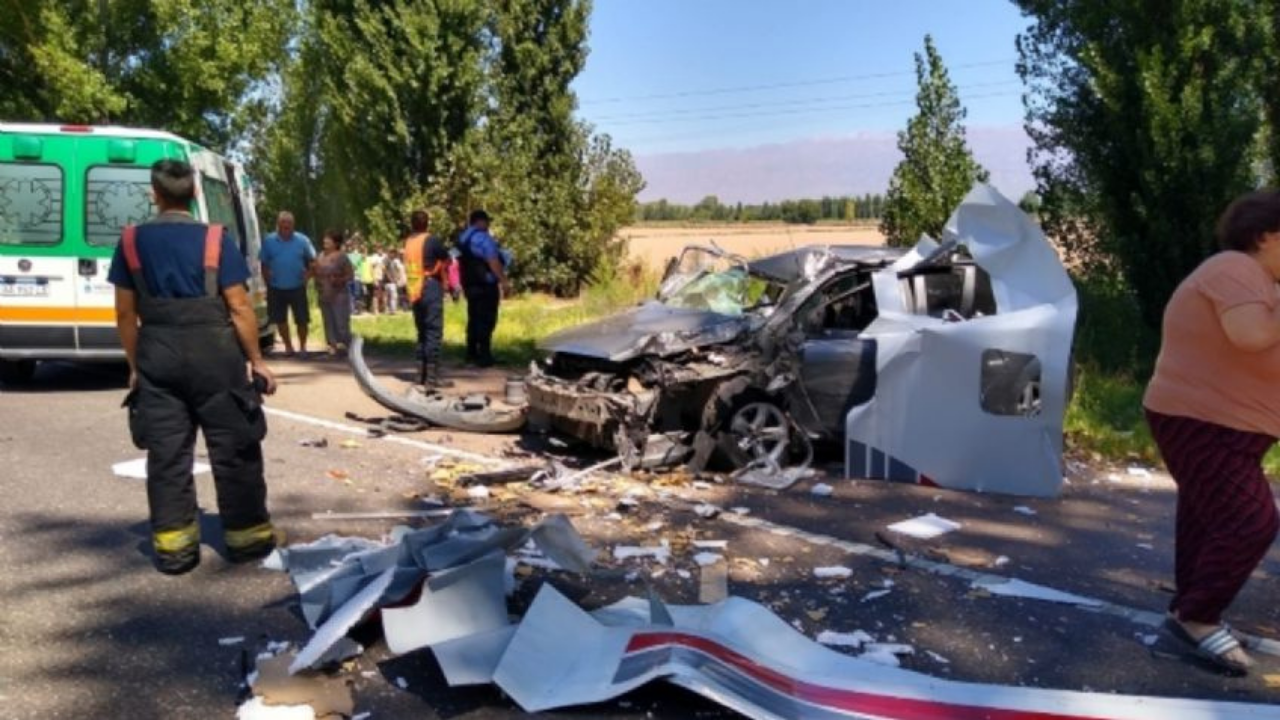 Una casilla rodante se desprendió de una camioneta y chocó contra un auto en el que viajaba una pareja y dos menores oriundos de Buenos Aires. A pesar de los destrozos no hubo heridos de gravedad.