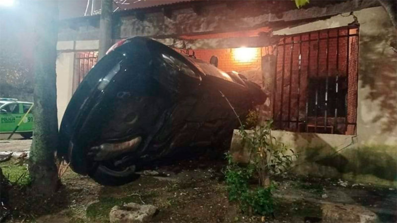 El dueño de un VW Beatle había dejado su auto para que le hicieran una serie de reparaciones y un conductor desconocido estrelló el vehículo contra una casa. El accidente ocurrió en Corrientes.
