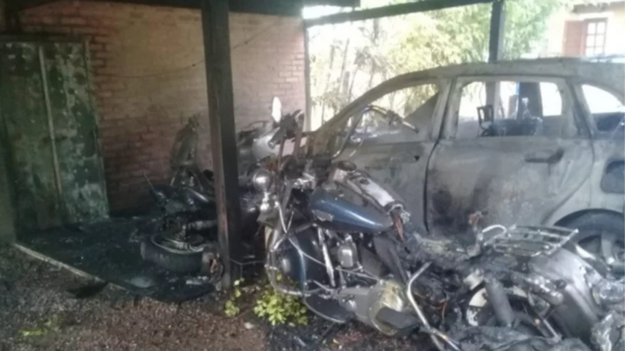 Tres motocicletas y un automóvil quedaron destruidos en un incendio en el interior del garaje de una vivienda de la ciudad de Goya...