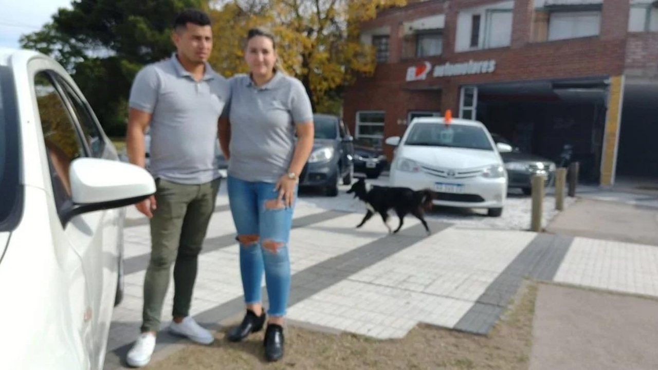 Fernando Bertello (33) y su compañera Julieta Meyer (29) llevan adelante un negocio familiar. Les robaron el primer 0 km que lograron comprar. No tenía seguro.