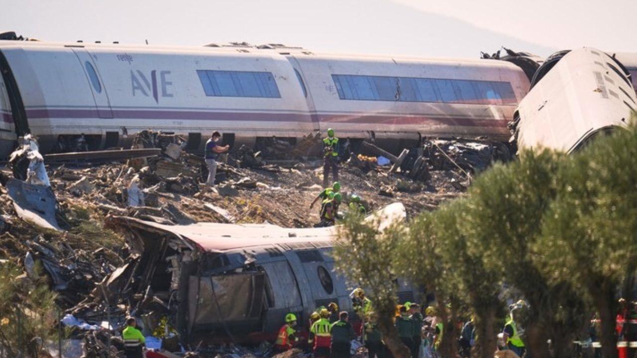 Un tren de alta velocidad chocó de atrás a otro que estaba detenido. Tres vagones y una locomotora cayeron en un terraplén. Llevaban 544 pasajeros y entre los heridos hay 50 en estado grave.