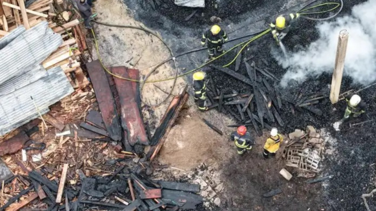 El fuego comenzó durante la madrugada en la maderera Tierra Roja. No hubo heridos, pero se registraron importantes daños materiales y algunos vecinos se autoevacuaron.