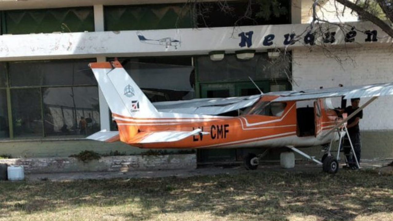 Ocurrió pasado el mediodía en el aeropuerto Presidente Perón de Neuquén capital. El piloto se tiró de la aeronave para evitar las consecuencias de la colisión.