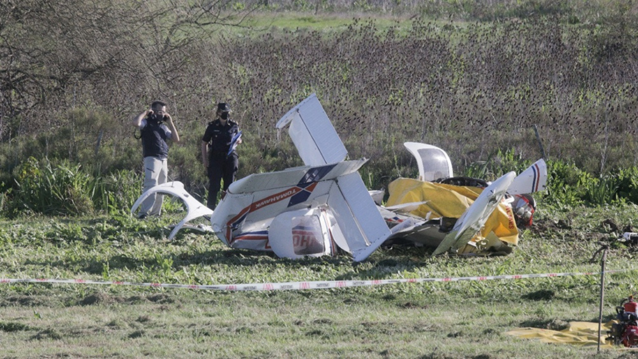 El accidente ocurrió  a un costado de la autopista Buenos Aires-La Plata, a la altura del kilómetro 24, donde cayó una Aeronave Piper PA38 matrícula LV-OHN con dos ocupantes a bordo.